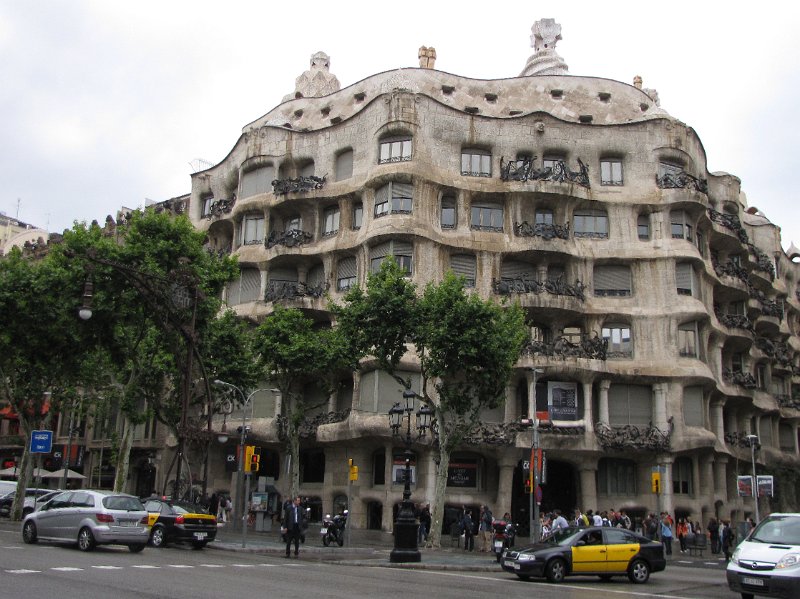 la pedrera_casa mila.jpg - De Casa Milà. Ook wel oneerbiedig Lapedrera (de steengroeve) genoemd. Dit appartementencomplex bouwde Gaudi in opdracht van de familie Milà.